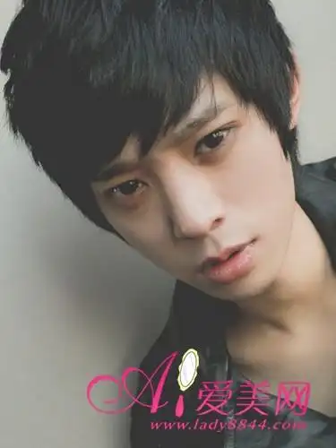 这款经典的韩式男生发型,黑色的头发颜色增看上去更单纯,顺而直的短发