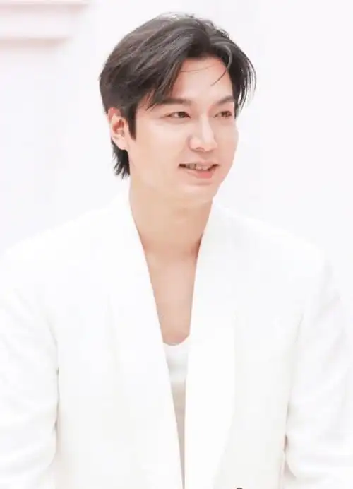 他曾出演的电视剧《继承者们》,《城市猎人》等在亚洲乃至全球都享有