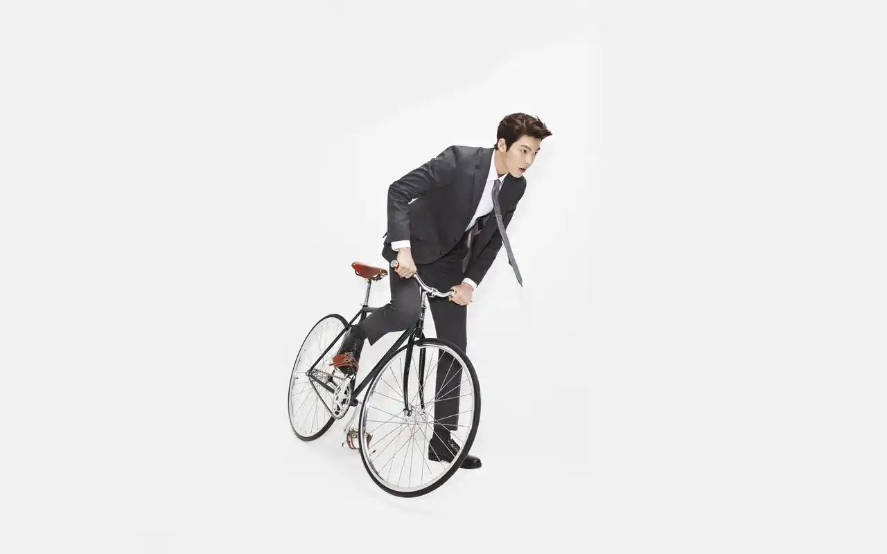 长腿帅哥金宇彬帅气写真桌面主题壁纸高清大图预览1920×1200_日韩