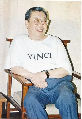 生活娱乐频道 头条新闻   ▲与师父赵佩茹,相声演员魏文亮,刘文亨