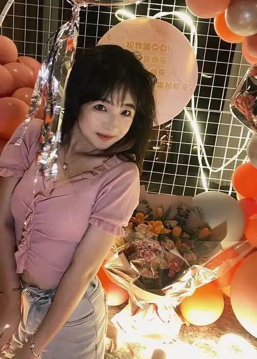 郝一点晒出素颜照,黑眼圈严重气质老化,很难相信她只有18岁|眼袋|网红