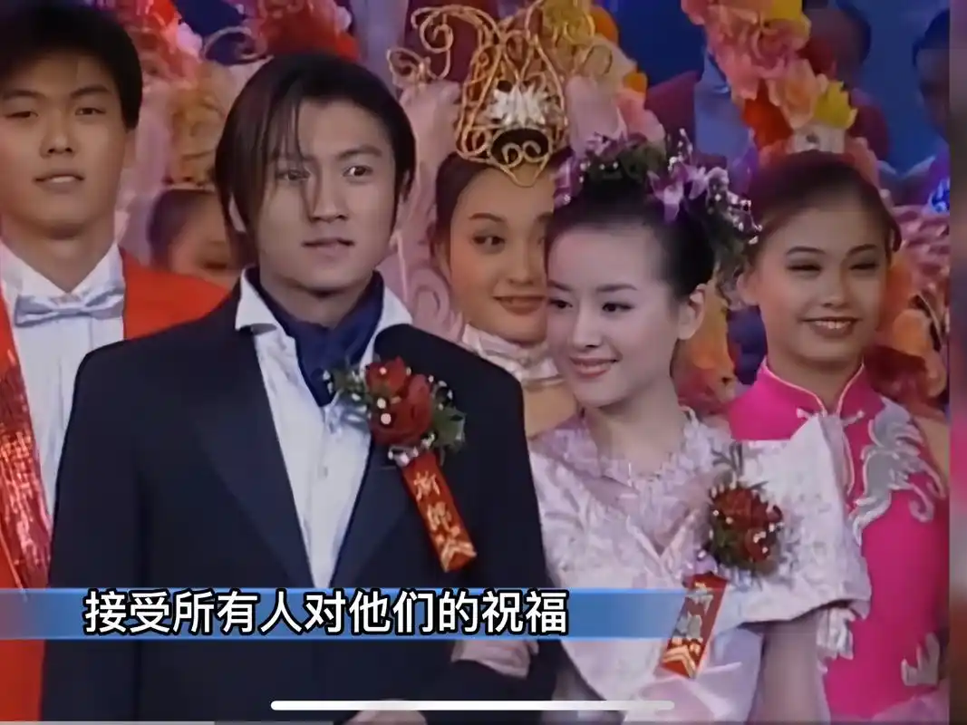 2000年的春晚,谢霆锋拉着董洁的手唱了一首歌,当时他们两个出场时