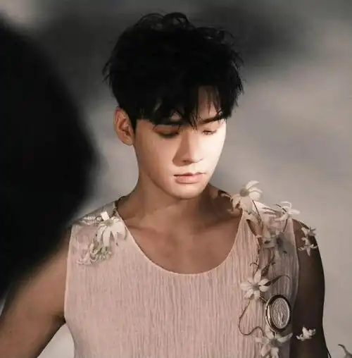 赵丽颖《与凤行》片酬曝光?杨幂跪舔张小斐讨资源?龚俊耍大牌挑女主?