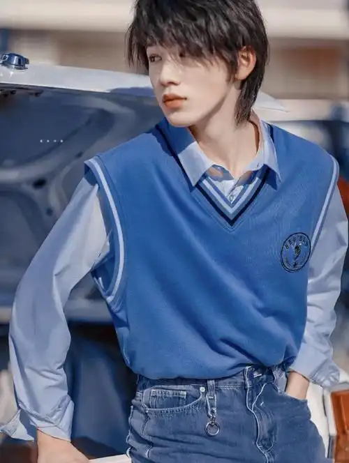 tnt时代少年团宋亚轩氛围感神图系列壁纸头像照片,"少年的身上总是